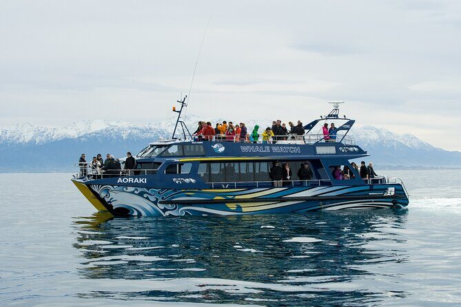 Kaikoura Whale and Dolphin Overnight Tour from Christchurch - Coach commentary and the guide touch (yes, Pete helps)