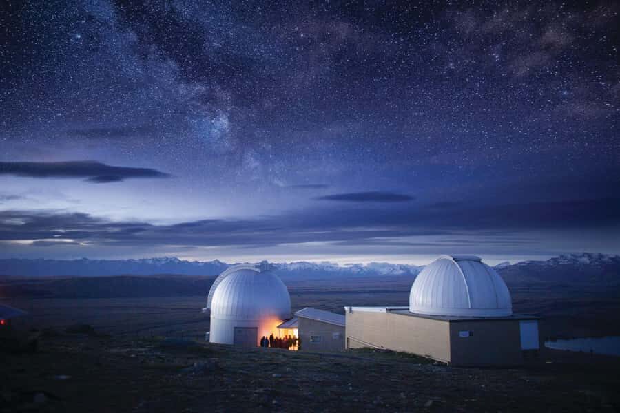 Lake Tekapo: Mountaintop Stargazing at Mount John Summit - The real magic: lasers that teach you the sky