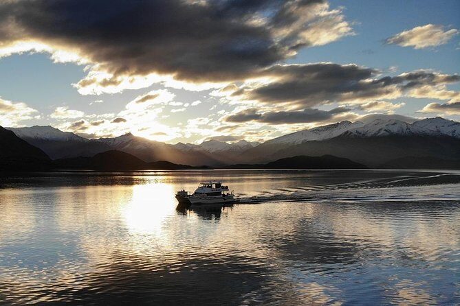 Lake Wanaka 1-Hour Cruise Including Wine and Cheese - How to Choose Your Spot on the Boat