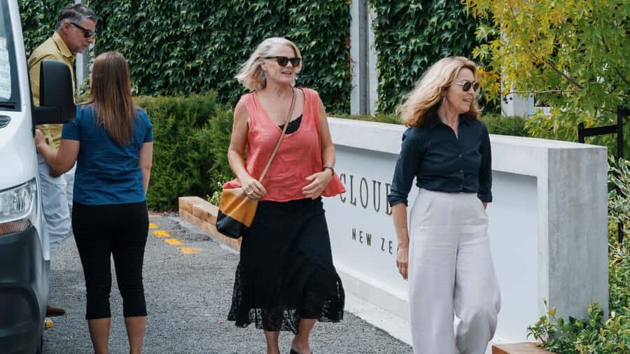 Marlborough: Full-Day Wine and Seafood Tour with Cruise - The guides and crew: why service quality matters on a tour day