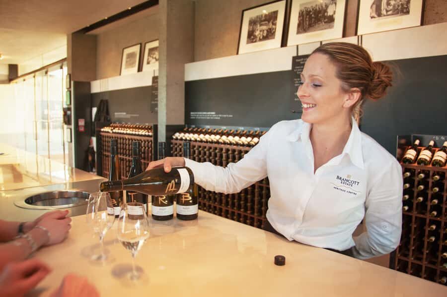 Marlborough: Wineries Visit with Tastings and 2-Course Lunch - Transportation, English guide, and group size: comfort with structure