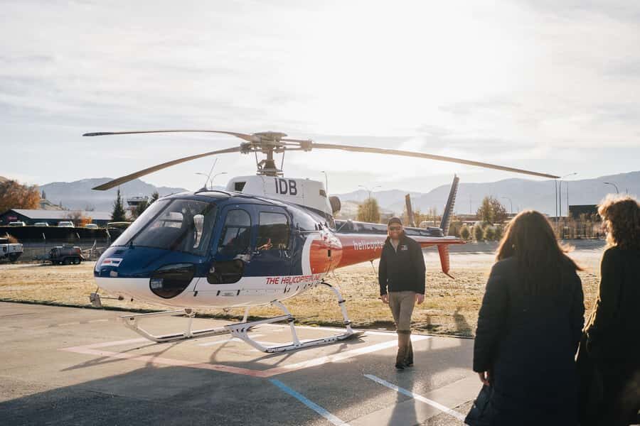 Milford Sound: 1.5-Hour Helicopter Tour with Two Landings - What inflight commentary adds (beyond facts)