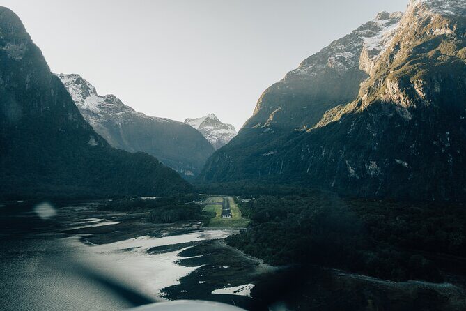 Milford Sound Cruise with Round-Trip Flights from Queenstown - Return flight over the Southern Alps: seeing the route twice