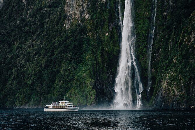 Milford Sound Helicopter and Cruise Tour from Queenstown - Milford Sound arrival and the cruise with Mitre Peak Cruises