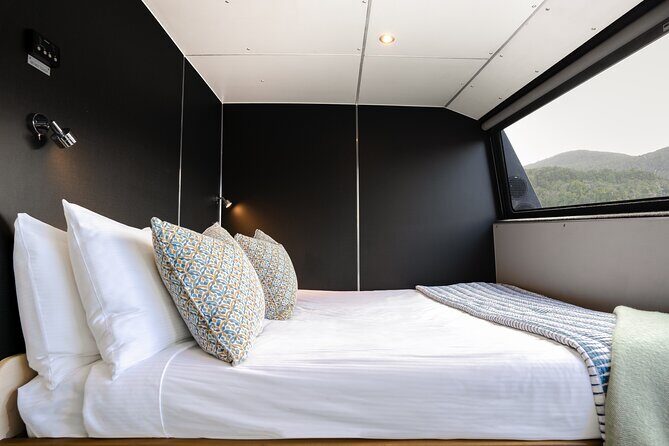 Milford Sound Overnight Cruise Fiordland Jewel - Meals on board: three-course dinner, breakfast, and hot drinks that actually matter