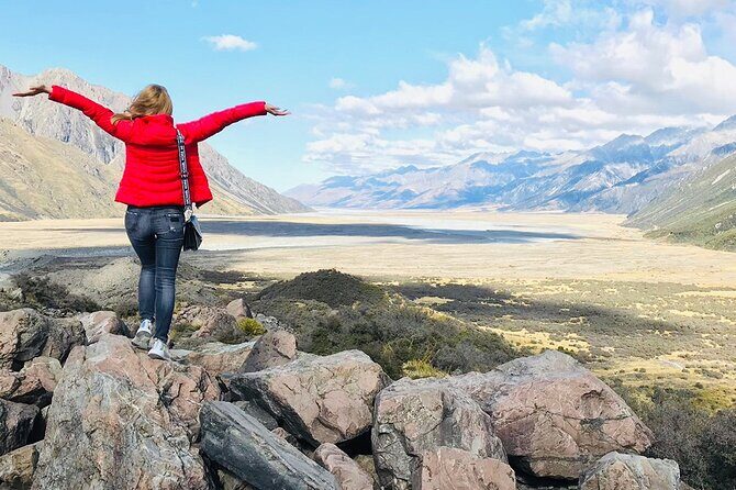 Mt Cook & Lake Tekapo 2-Day Small Group Tour from Queenstown - Omarama plains and Lake Pukaki’s blue-first moment