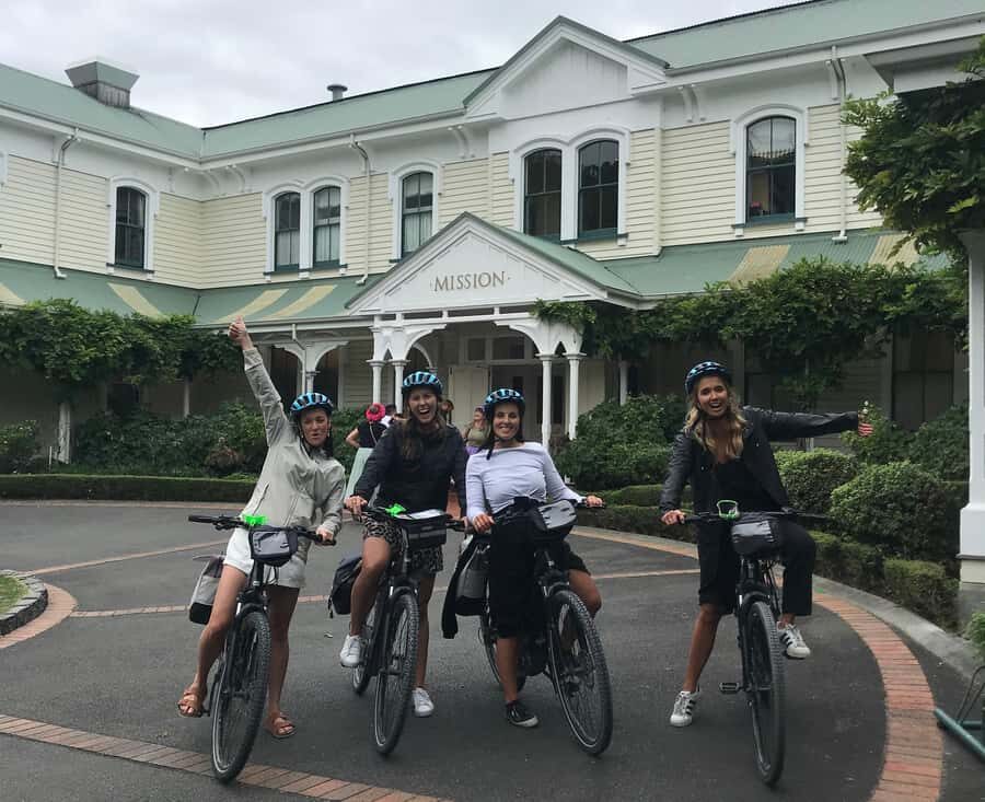 Napier: Cruise Self-Guided Cycle Ride to Winery - Half Day - Finding Tākaro Trails and your bikes at the i-SITE green flags