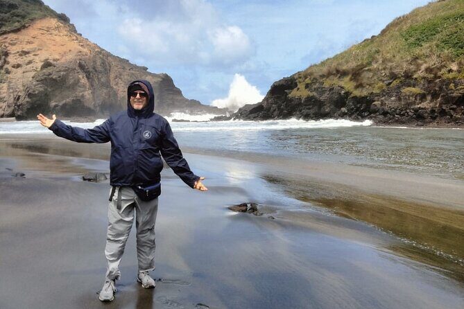 Piha Beach - Piha Beach: Black Sand, Volcanic Cliffs, and Big Surf Drama