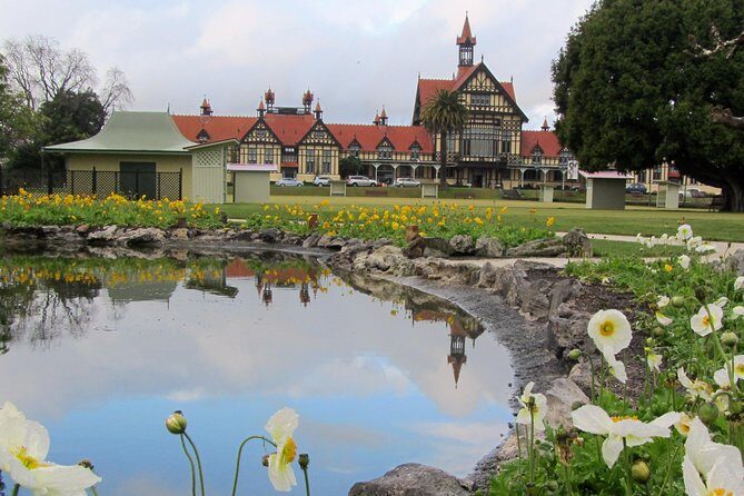 Private 3 Days Tour From Auckland: Hobbiton, Hamilton, Rotorua & Waitomo Caves - Quick hits for this private North Island route