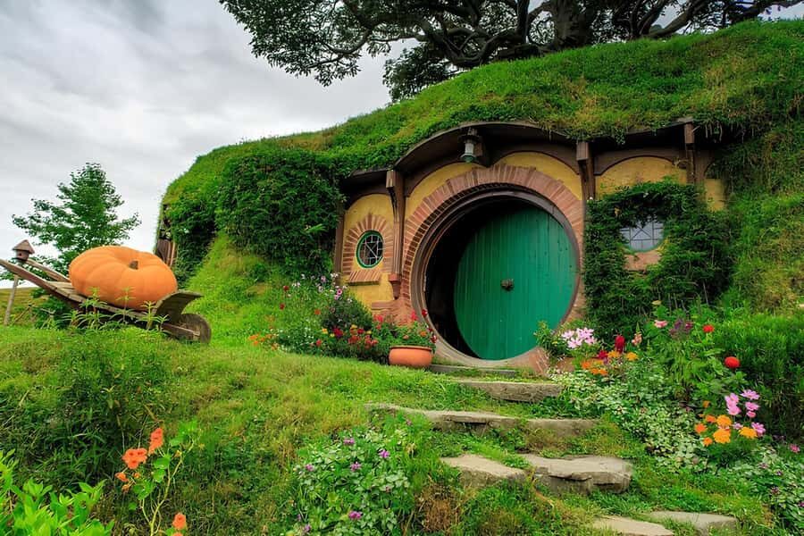 Private Hobbiton & BlueSprings & Redwood forest fromAuckland - Hobbiton Movie Set: 3 hours in the Shire with a guide