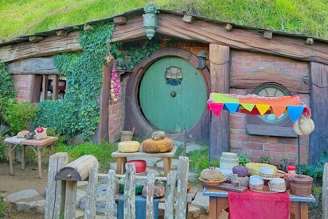 Private Hobbiton Movie Set and Rotorua Day Trip from Auckland - Lady Knox Geyser: catching the daily 10:15 moment