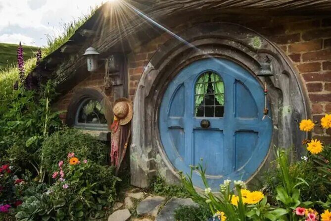 Private Hobbiton & Waitomo Caves Transfer from Auckland - The in-between moments: Hamilton stop and a scheduled recharge