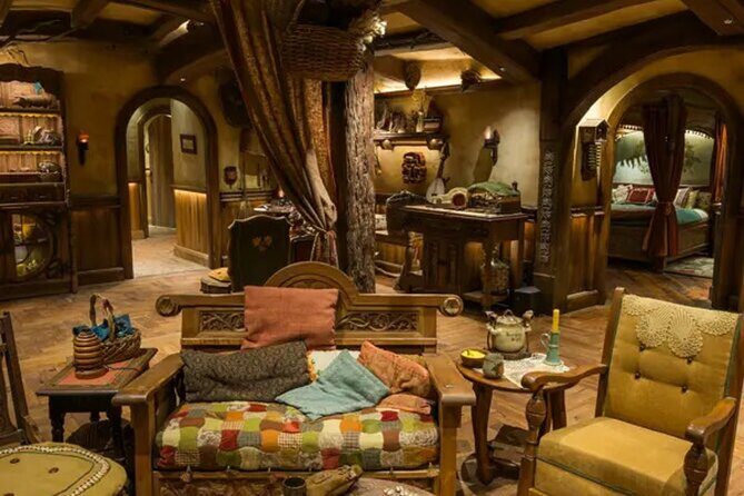 Private Hobbiton & Waitomo Caves Transfer from Auckland - Hobbiton Movie Set: the guided Middle-earth part takes the pressure off