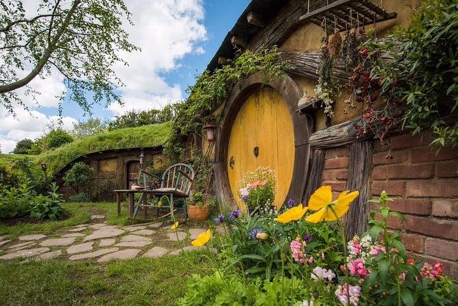 Private Luxury Tour to Hobbiton Movie Set & Waitimo Glowworm Cave - Hobbiton Movie Set: Rolling Farm Views, Film-Guide Storytelling, and a Proper Green Dragon Finish