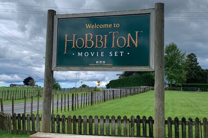 Private The Hobbiton Tour - Auckland Tour House - The drive through the working sheep farm gives context fast
