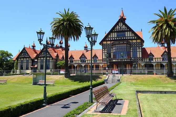 Private Tour From Auckland to Rotorua & Waitomo Glowworm Caves, Small group - Lunch, snacks, WiFi, and bottled water for the long ride