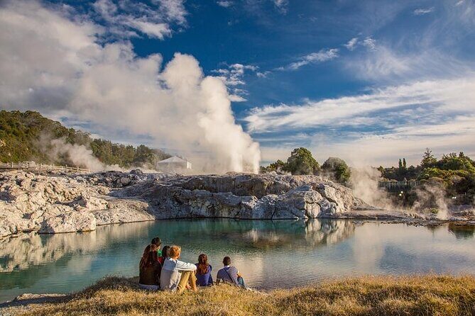 Private Tour to Rotorua’s Natural wonders and Māori Arts & craft. - Lake Rotorua and Government Gardens: quick stops that help you orient