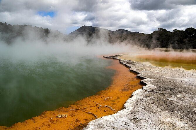 Private Tour WaiOtapu & Huka Falls & Blue springs from Auckland - A long Auckland drive that still feels organized