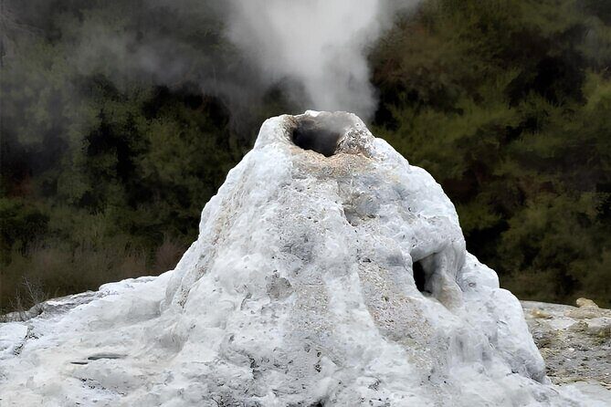 Private Tour WaiOtapu & Huka Falls & Blue springs from Auckland - Huka Falls Tracks: see the water power in a tight 30 minutes
