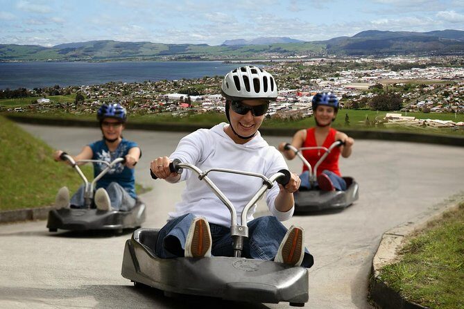 Private, via beaches, Kiwi farm to Rotorua 8 lakes & Geothermal - Te Puke kiwifruit farm stop: a quick taste of local agriculture