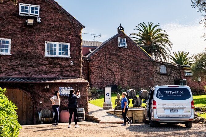Private Waiheke Food & Wine Tour - Vineyard lunch: the meal that turns tastings into a full day
