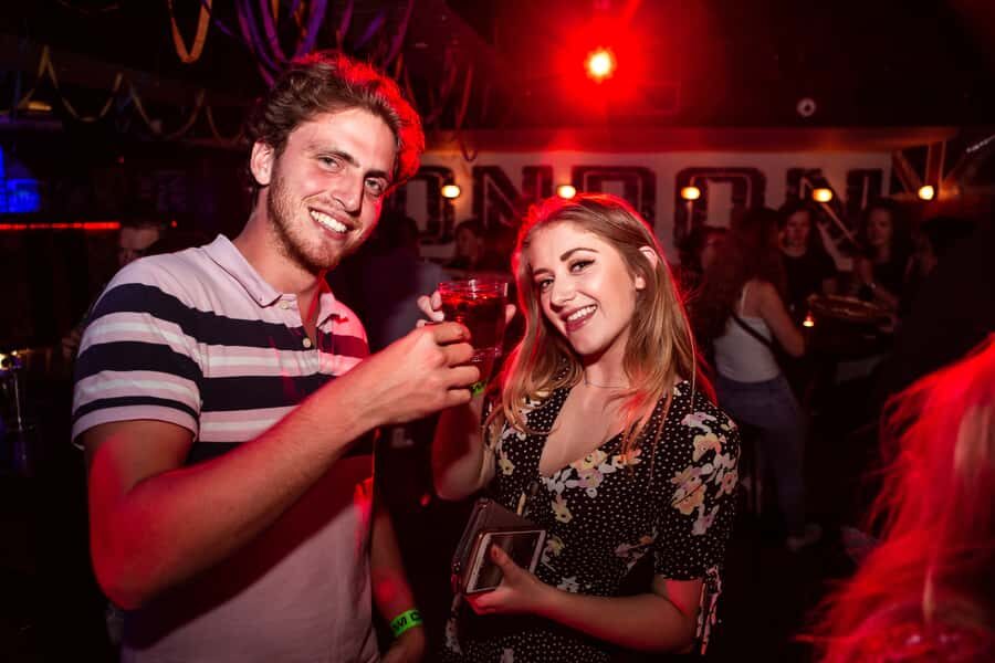 Queenstown: Bar Crawl with 5 Free Shots and Pizza - Timing, Crowd Control, and Keeping the Fun Going