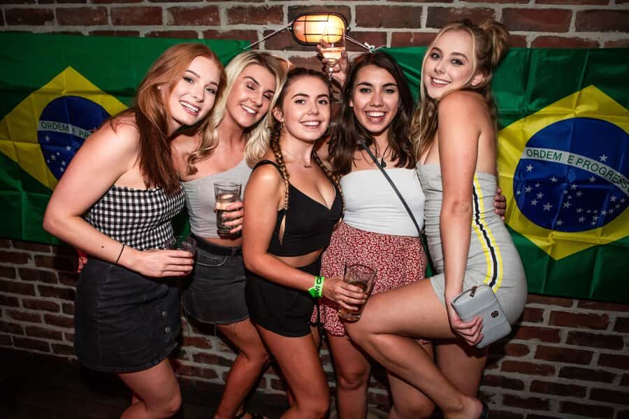 Queenstown: Bar Crawl with 5 Free Shots and Pizza - Meeting at The London: Fast Start, Clear Instructions