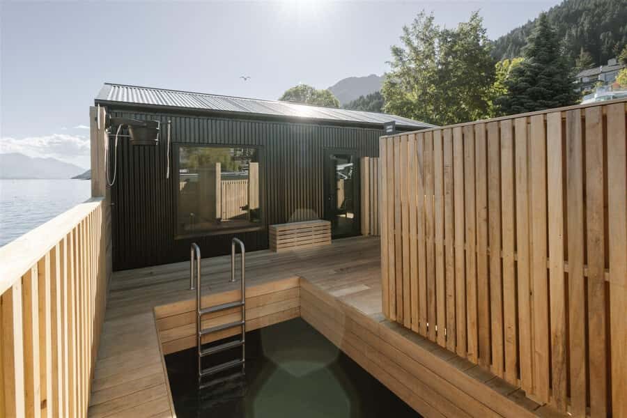 Queenstown: Floating Sauna Experience on Lake Whakatipu - The lake plunge: contrast therapy in real temperatures