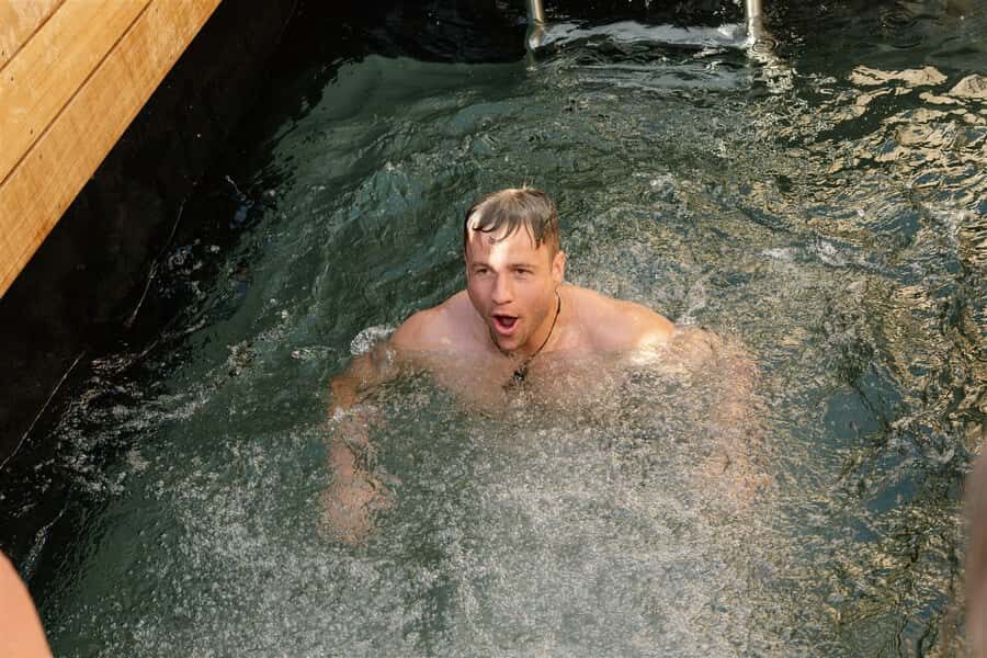 Queenstown: Floating Sauna Experience on Lake Whakatipu - Deck time and cool rooms: where the reset actually sinks in
