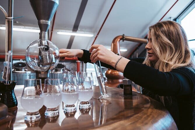 Queenstown Gin and Whiskey tours - The botanicals and gin history stories that connect the samples