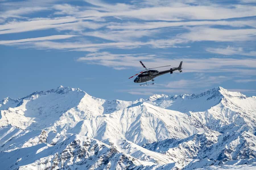 Queenstown Helicopter Flight with Snow Landing | 30 mins - The 10-Minute Photo Stop: Where the Scenery Becomes Real