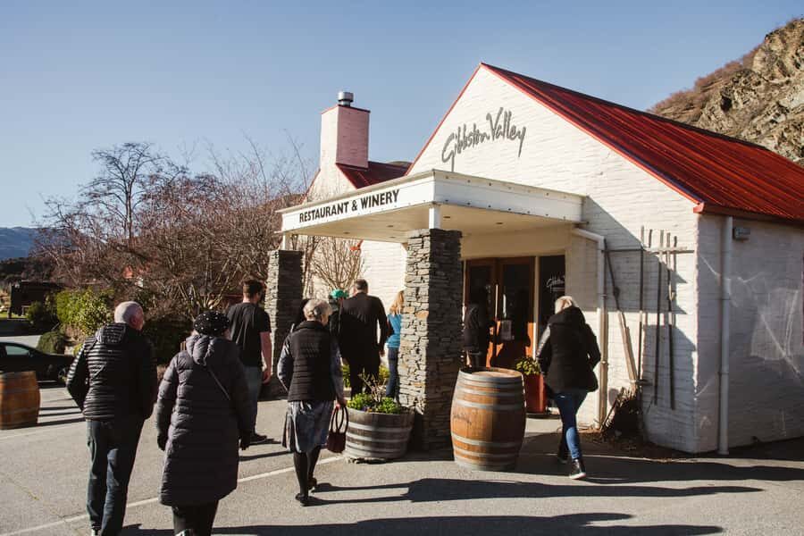 Queenstown: Helicopter & Wine Tasting Tour - The guide experience: how hosting affects the whole day