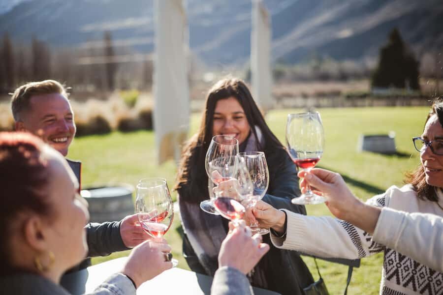 Queenstown: Helicopter & Wine Tasting Tour - Kinross Cottages: lunch, free time, and the hosts who keep it fun