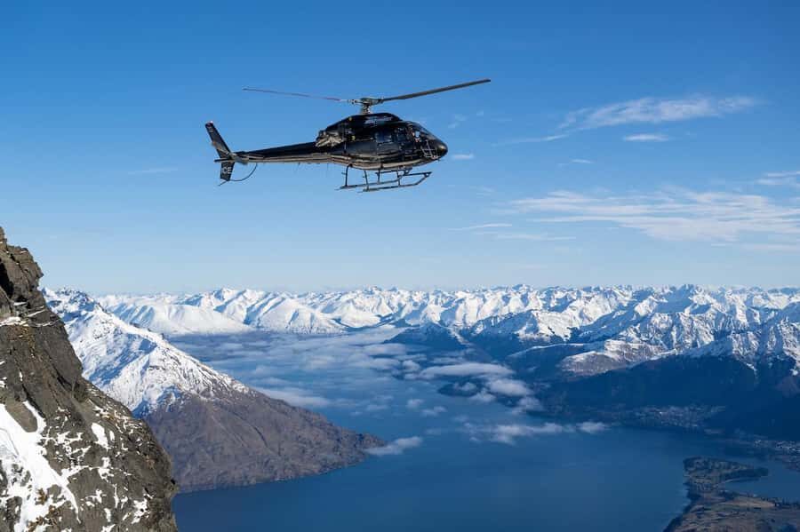 Queenstown: Remarakbles Helicopter Tour with Alpine Landing - Over Lake Whakatipu: the views and the pilot’s commentary