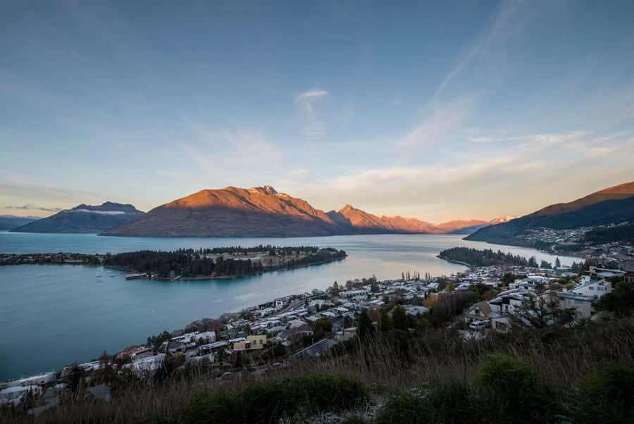 Queenstown: Scenic Highlights, Tour with Wine & Lake Cruise - Where you start in Queenstown: Station Information Centre meets Mercedes comfort