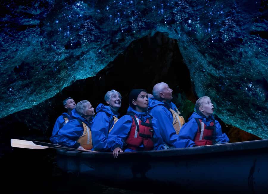 Rotorua: Evening Big Kanu Starlight Tour - Meeting at Otaramarae Boat Launch: finding the right kayaks