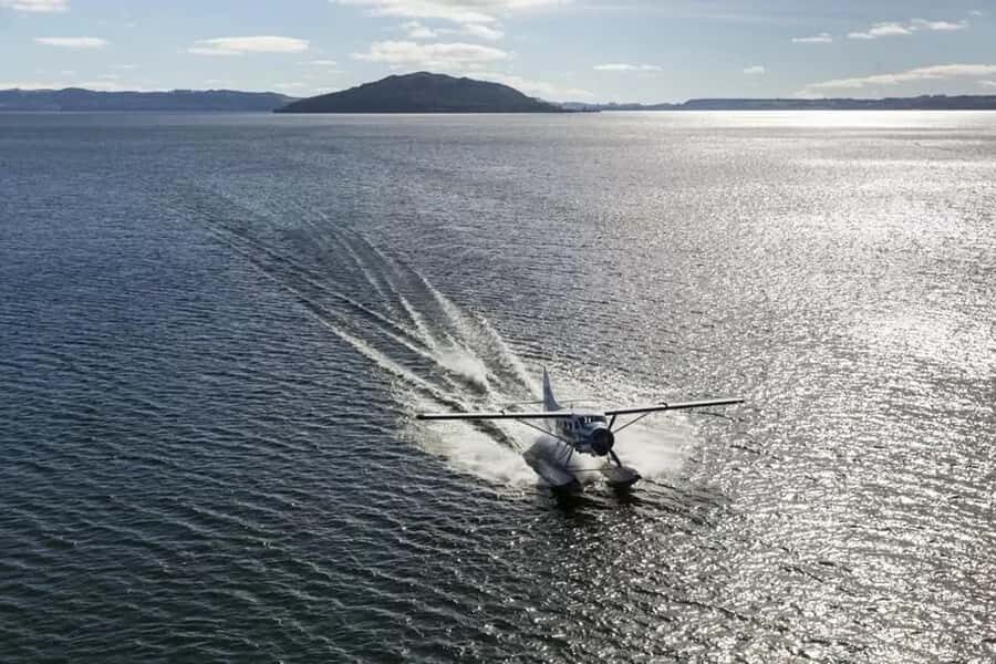 Rotorua: Floatplane Flight with Orakei Korako Landing - The approach south to Orakei Korako via the Waikato River