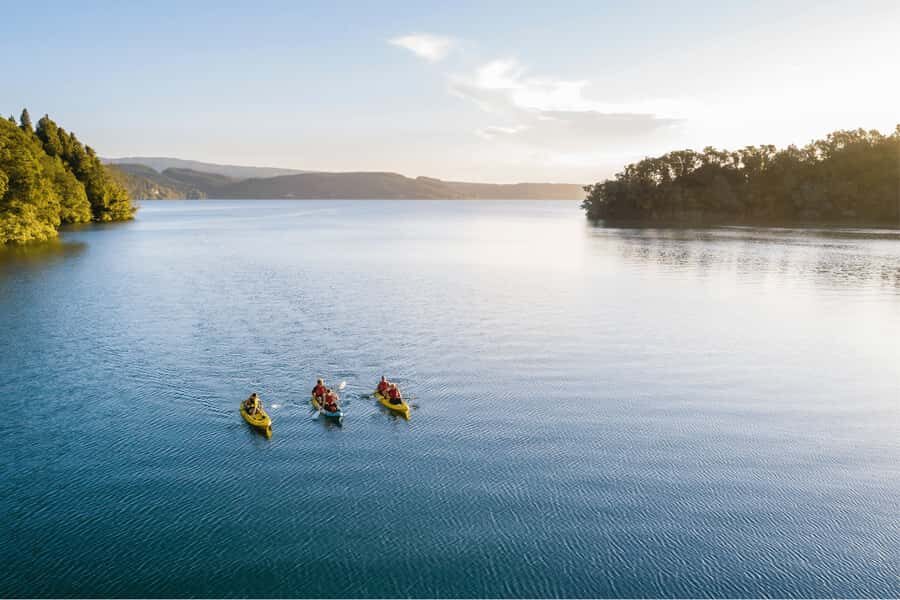 Rotorua: Glow Worm Adventure Kayak - From Fenton Street to the Lake Edge: Getting Set for a Night on the Water