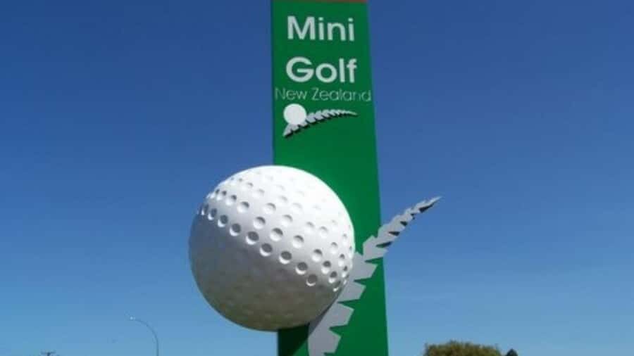 Rotorua: Mini Golf Experience - The centerpiece: a 2000-year-old rata stump waterfall and a pond that moves