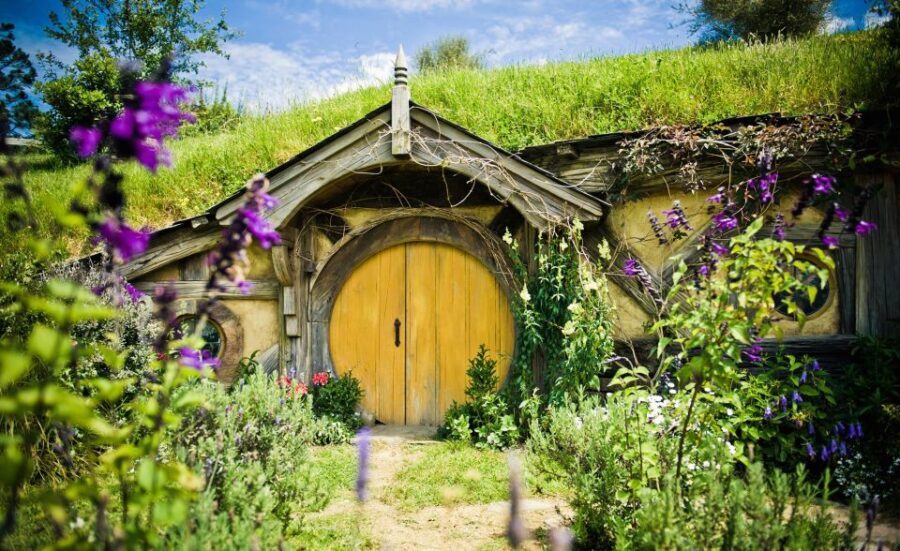 Rotorua: One-Way Trip to Auckland via Hobbiton & Waitomo - The Party Marquee lunch: what’s included and how to use it