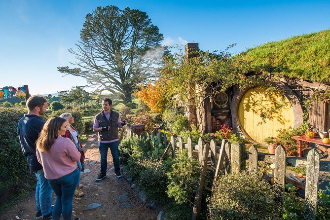 Rotorua to Auckland via Hobbiton Tour with Lunch - One Way - Hobbiton Movie Set: a guided visit with group dynamics in mind