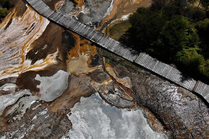 Self-Guided Geothermal Tour in Orakei Korako - The 2.5 km boardwalk loop: how to pace a self-guided geothermal circuit