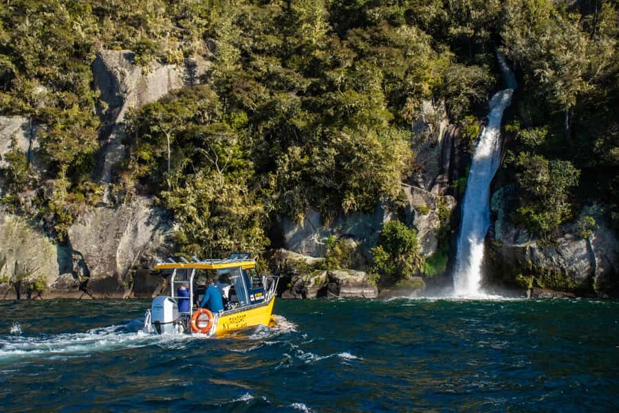 Taupo: Lake Taupo Western Bays Catamaran Tour with Bush Walk - From idling to full throttle: what that departure does to your nerves (in a good way)