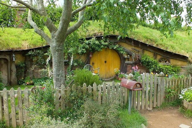 Tauranga-Hobbiton-Rotorua : Movie Set & Geysers: Private Tour - Price and value: $876 for up to 4, and what that buys you