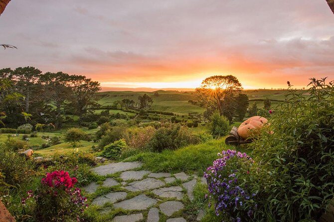 Tauranga-Hobbiton-Rotorua : Movie Set & Geysers: Private Tour - Hobbiton Movie Set: the Shire walk takes about 2 hours