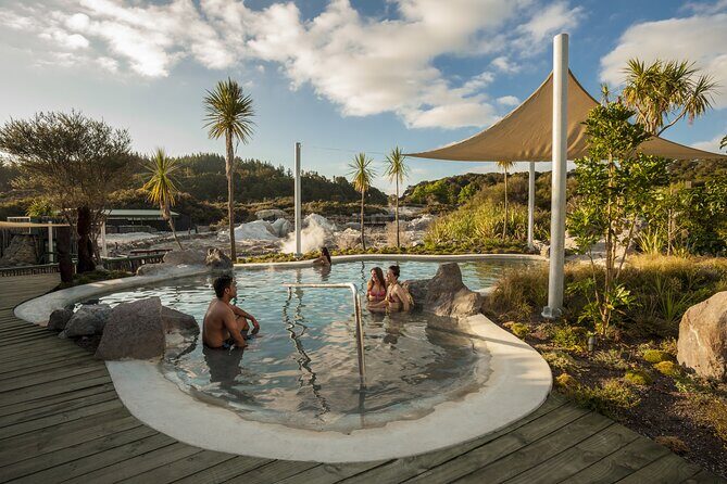 Te Puia & Hells Gate incl. Mud Spa Experience Private Tour - Food and small stops: coffee break, quiet countryside, and a full lunch