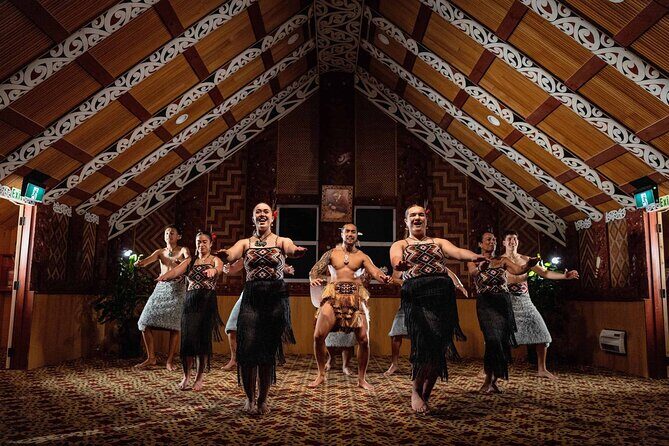 Te Puia: Te Pō Indigenous Evening Experience with Dinner - Hot chocolate at the geyser terrace: making sense of the Pōhutu eruption moment