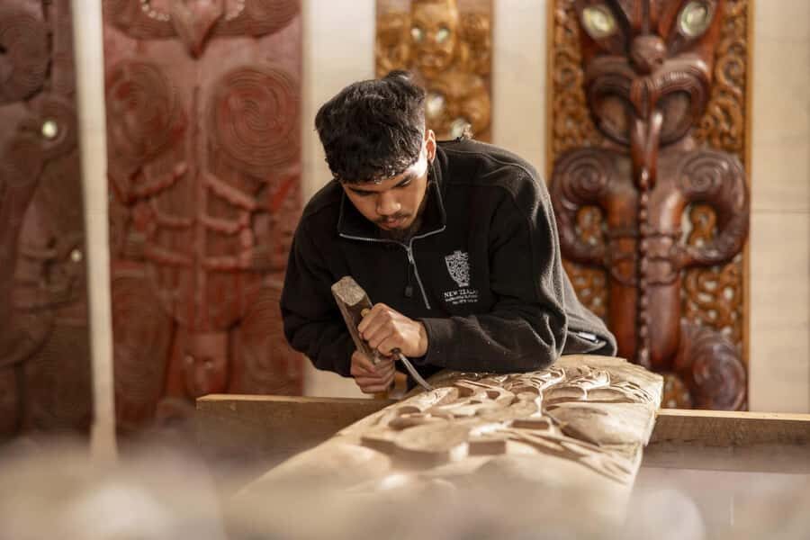 Te Puia: Te Rā Guided Day Tour + Haka Cultural Performance - Māori Arts and Crafts Institute: more than a shop stop