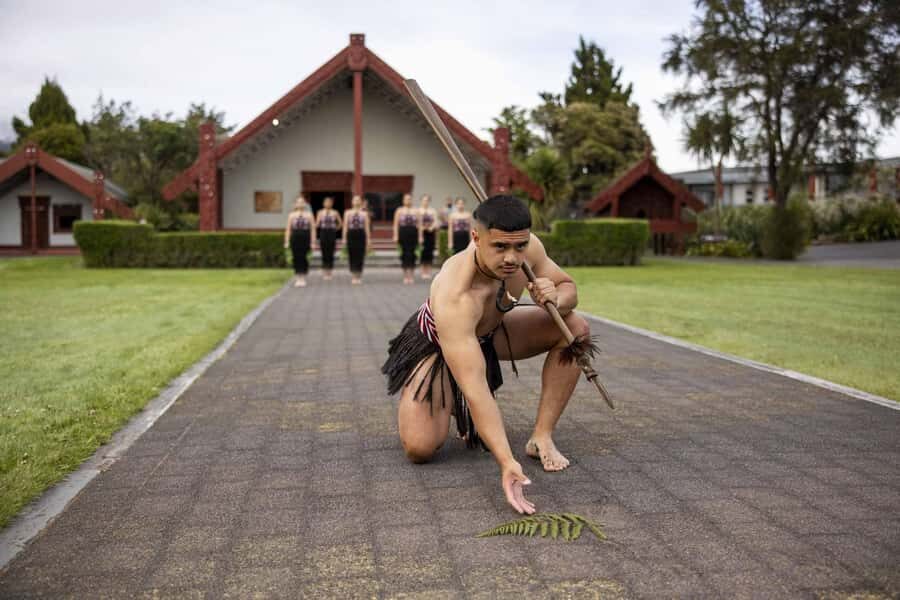 Te Puia: Te Rā Guided Day Tour + Haka Cultural Performance - Getting oriented at the Main Entrance on Hemo Road