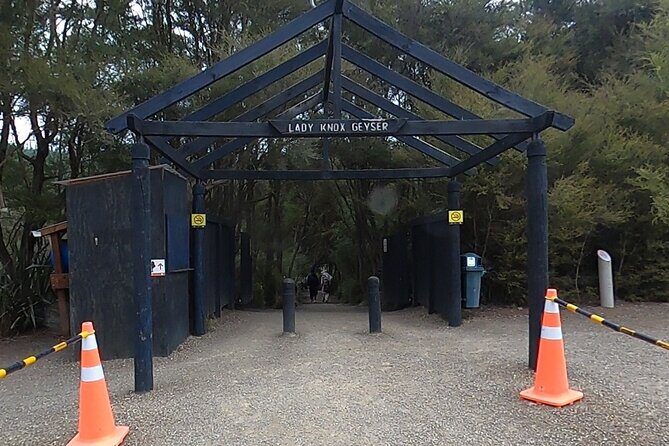 TRIPLE DEAL Wai-O-Tapu, Redwood Forest & Blue Springs Ex Auckland - Guide style and the reality of drive narration